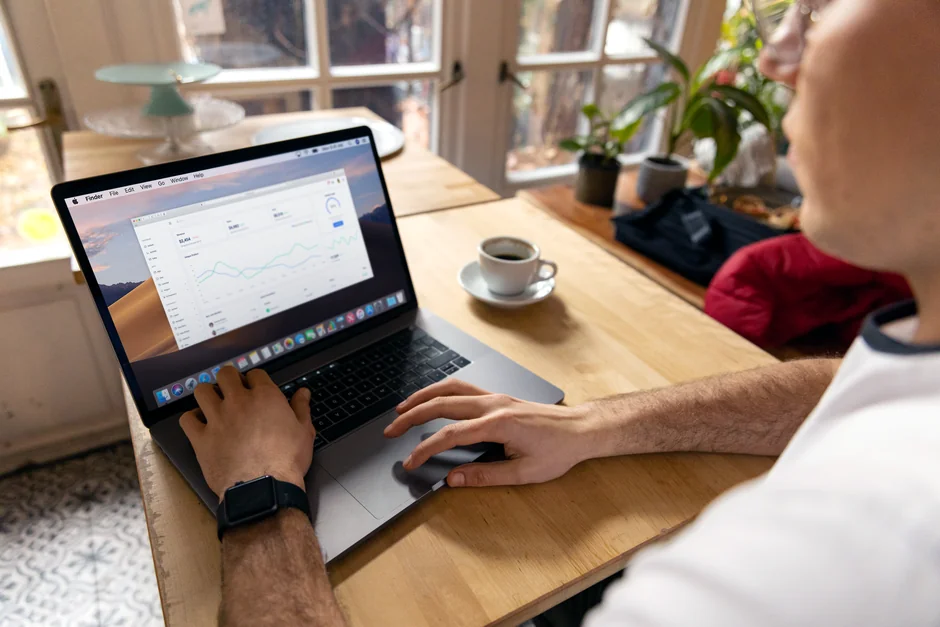 heros-img Une personne utilisant un ordinateur portable pour examiner des stratégies de marketing sur les réseaux sociaux à la maison.